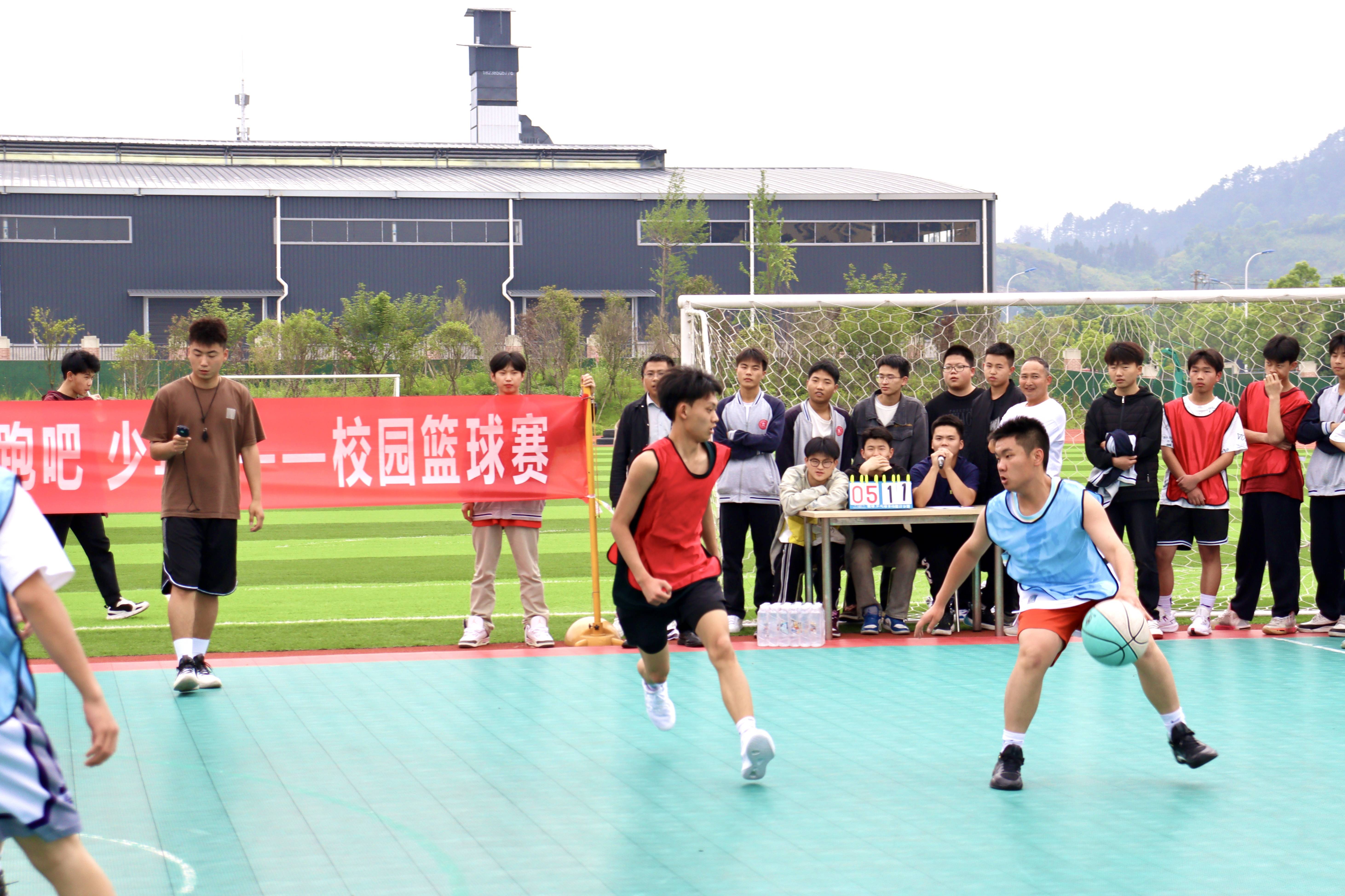 运动员在篮球场上展现实力赢得掌声