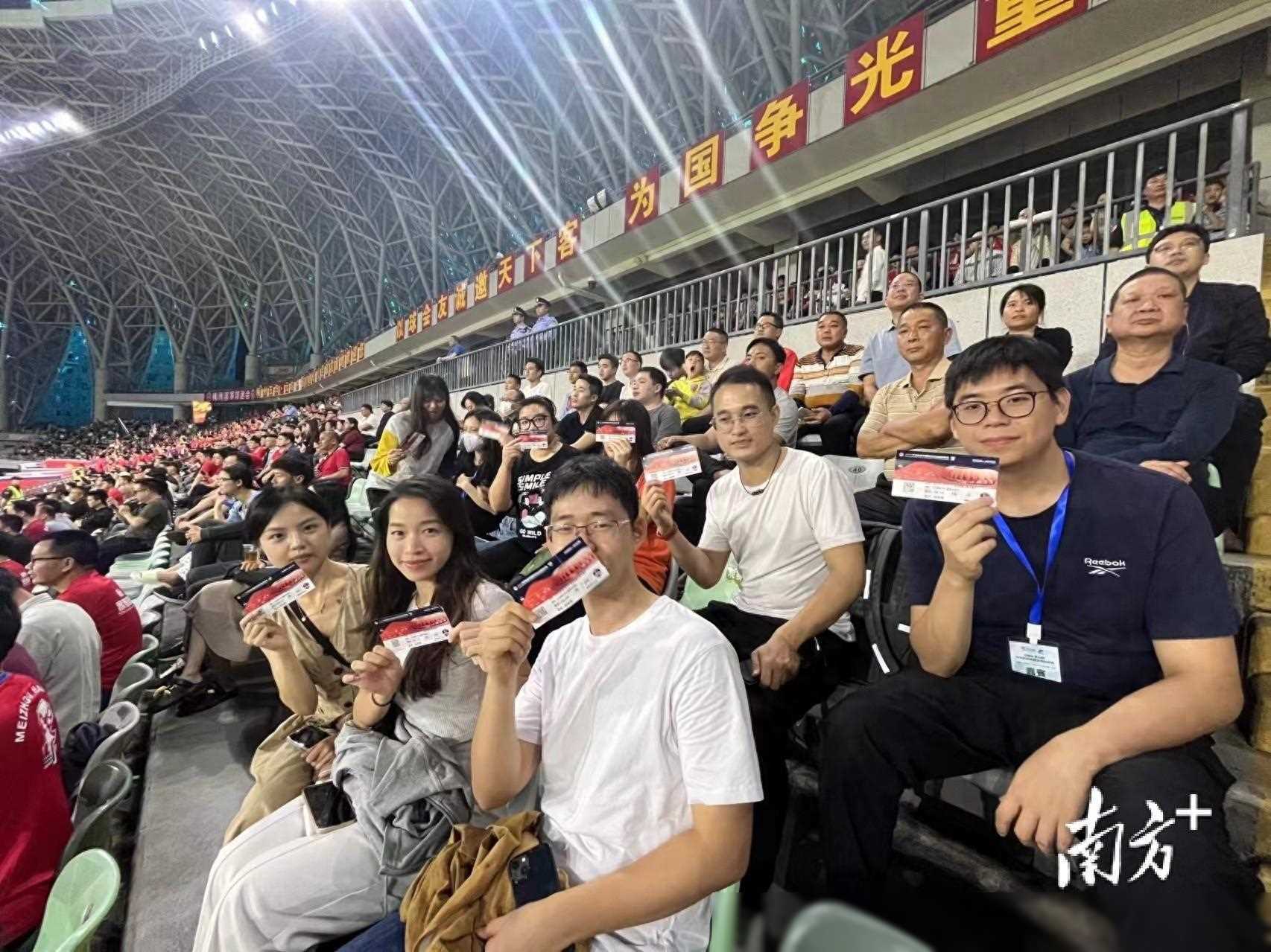 热门比赛吸引众多球迷前来加油，气氛火爆的简单介绍