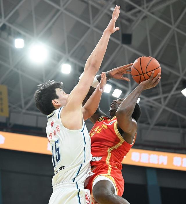 包含湖北华凯主场告捷，成功挤进积分榜前十的词条