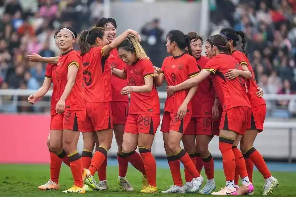 中国女足球员团队合作默契，取得胜利